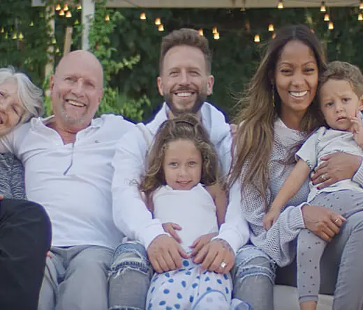 Noel Schajris estrena Lo Mejor de Mí, una canción emotiva con un video protagonizado por su familia.
